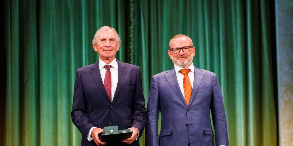 President of Hungarian Hydrogen Technology Association Receives Award